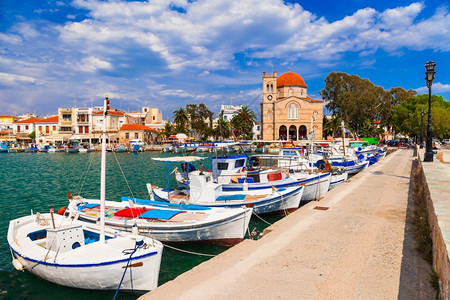 简单的传统景观希腊阿埃金纳岛沙龙海湾渔船和教堂图片