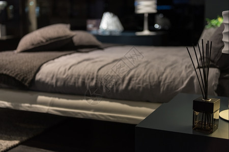家具时尚的黑暗灰色双床在最小化者室旅行极简主义者图片