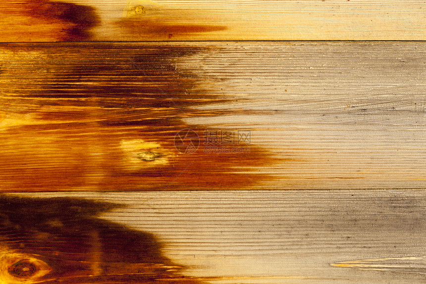 不同的粗糙木条是房屋墙壁的一部分其中是湿的有另一堵颜色更深的墙木松树图片