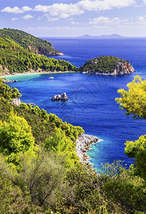 孢子夏天假期希腊Skopelos岛的惊人自然景象高清图片