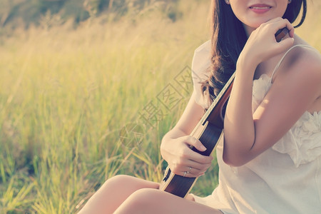 播放器完美的错过丽女人坐在草地上手抱小提琴图片