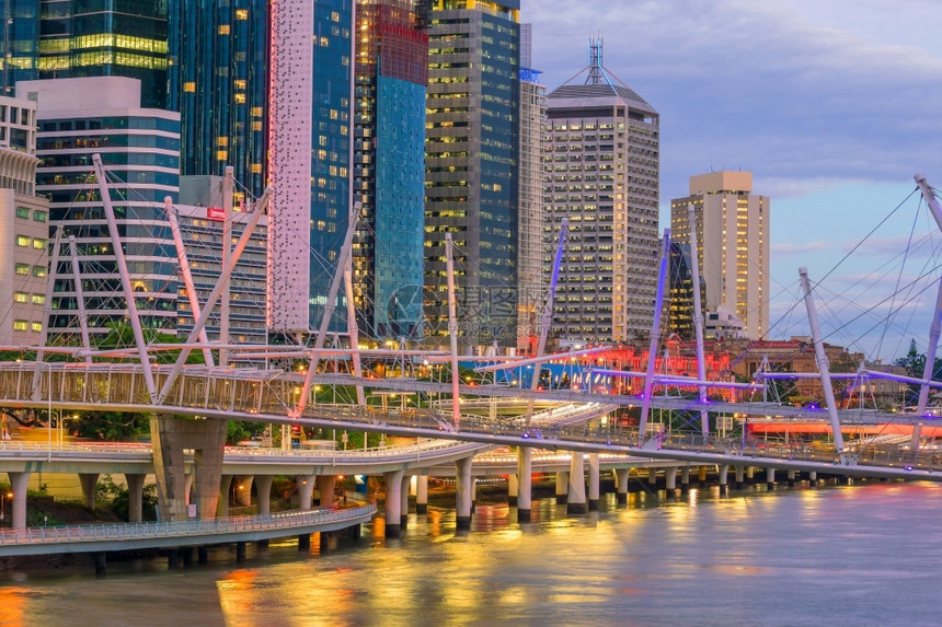 布里斯班市天际线和澳大利亚黄昏的布里斯班河摩天大楼昆士兰桥图片