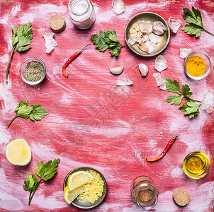红辣椒大蒜盐在红生木制本底最佳视野上浇柠檬草油奥利弗植物烹饪图片