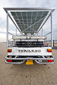 海滩以泰文标注的式太阳能拖网后部时髦的城市图片