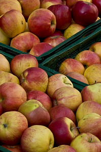 小吃市场上很多新鲜苹果的市场生红色背景图片