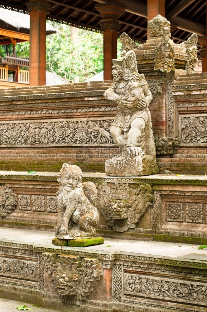 印度尼西亚巴厘乌布德圣猴子森林美丽的雕塑结石图片