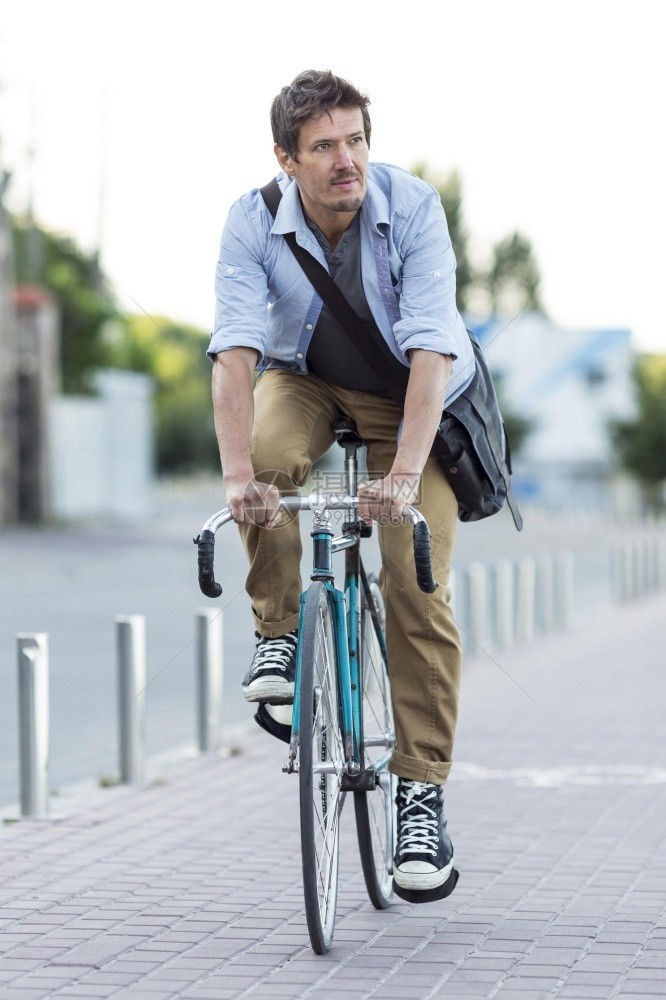 女孩闲暇骑自行车的男子肖像画骑术图片