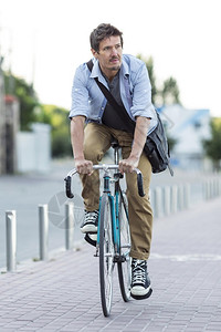 女孩闲暇骑自行车的男子肖像画骑术图片