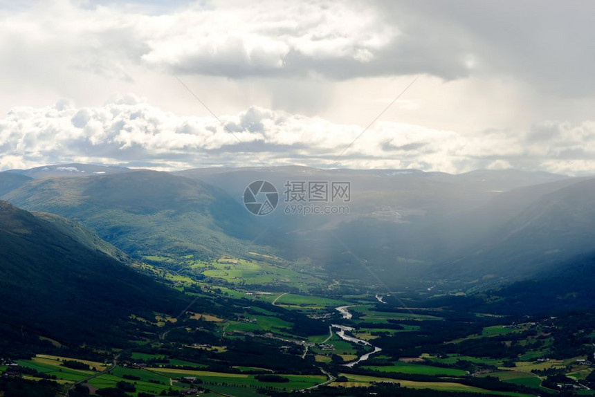 下雨在奥普达尔山谷风景背高清在下雨奥普达尔山谷风景背户外高度场图片