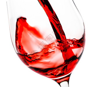文化红酒倒入玻璃杯中与白色背景隔离红酒倒入玻璃杯中深思熟虑料图片