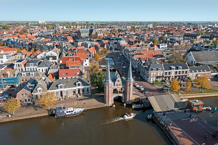 从荷兰弗里斯的Sneek市与水门搭乘航空老的城市景观天线图片
