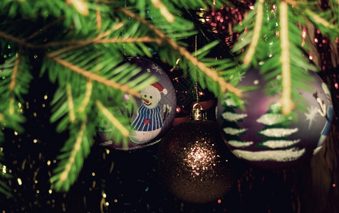 具有圣诞球和雪花的圣诞树图片