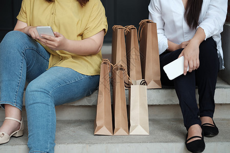 在购物商场中持有销售袋购物的消费主义生活方式概念的年轻女青包店铺奢华图片