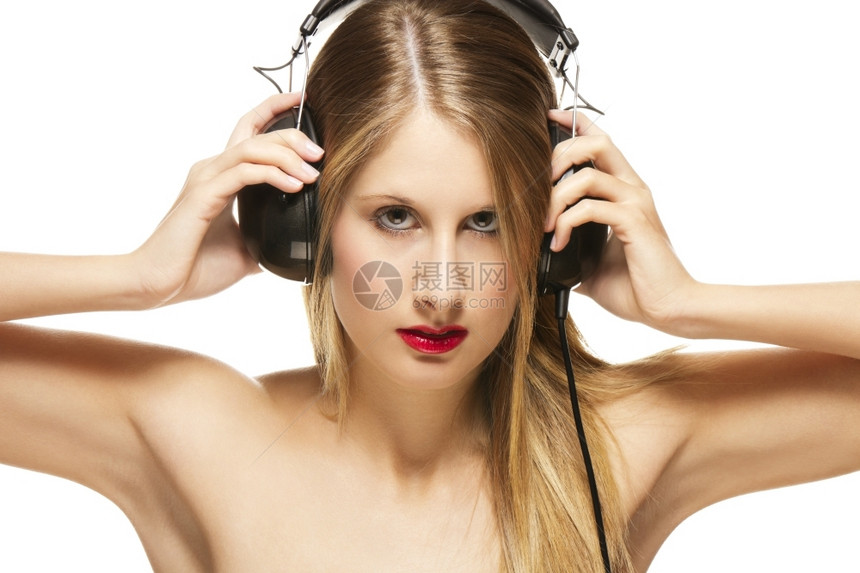 淑女美丽的妇用耳机伸展她的手臂美丽妇女用耳机在白色背景上伸展她的手臂热情乐趣图片