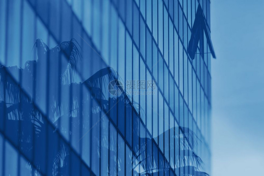 天空办公室建筑玻璃墙上的椰子树反光20年典型蓝色炉灶的颜双度幻影几何的图片