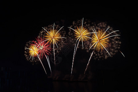 泰國水上表演新年黑天空庆祝背景的模糊新年多彩烟花火快乐的假期夜晚设计图片