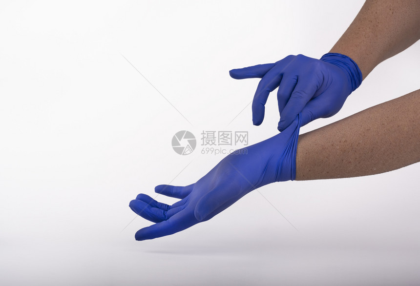 戴蓝色乳胶手套的人图片
