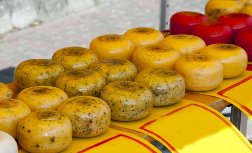 市场上的农民奶酪圆环扭曲的黄色牛图片