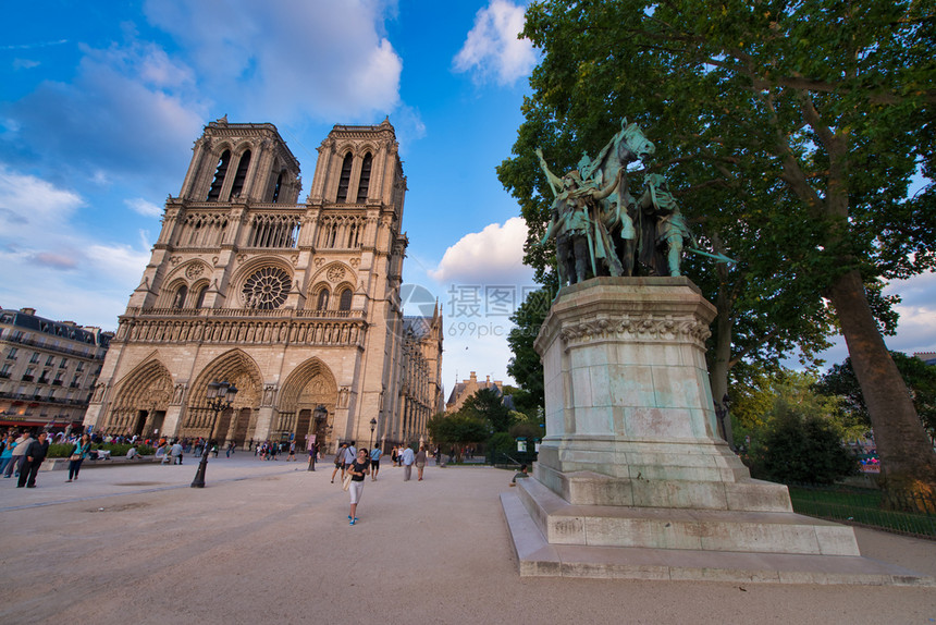 法语2014年6月PARIS2014年6月PARE日落时圣母教堂与游客一起参观圣母玛利亚每年有120万人到访巴黎正面图片