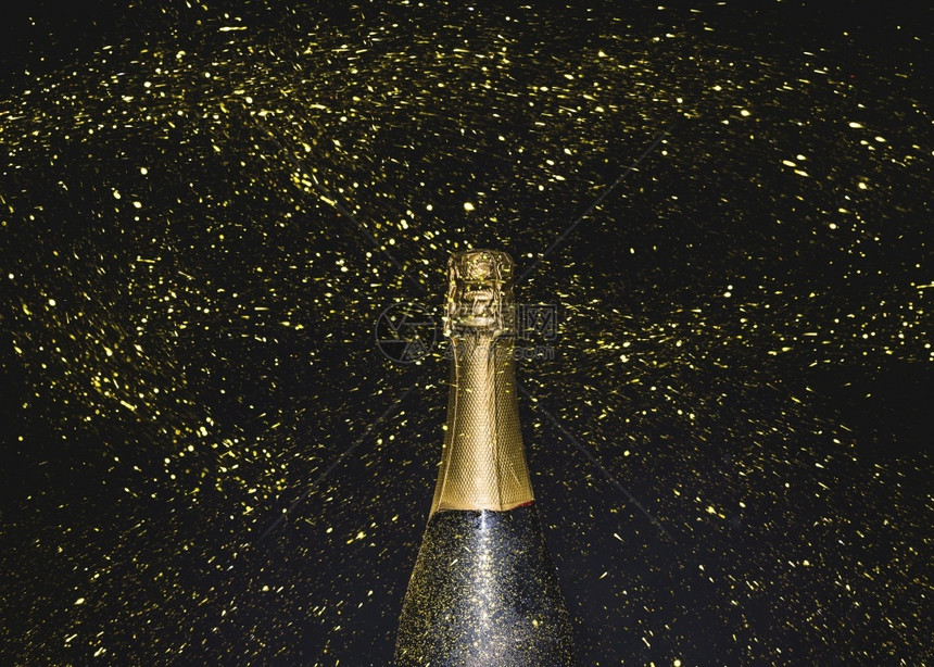 框架酒瓶香槟飞着金色闪亮的光神奇图片