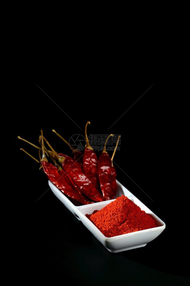 红色的辣椒和辣椒面图片