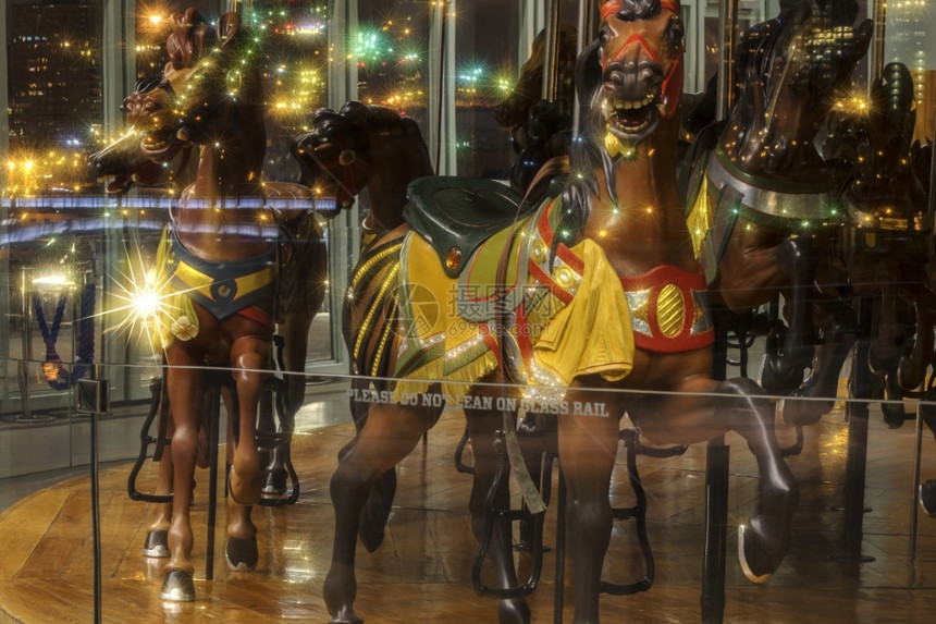 马戏团县集市上多彩的旋转木马假期喜庆的图片