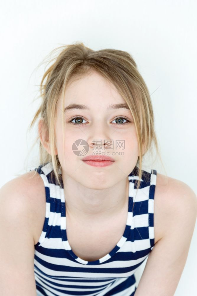 黑发蓝色的1岁女孩近身肖像白眼绿青少年图片
