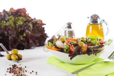 地中海沙拉配有新鲜天然成份和非常健康的新鲜天然成分食物素主义者自然图片