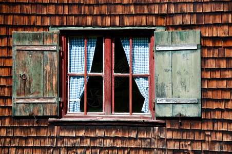小屋乡村的木墙和蓝窗帘原木屋上美丽古老窗户夏天图片