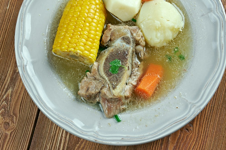 罗萨莉亚Pucherosopa炖肉原产于西班牙在尤卡坦墨西哥阿根廷伦比亚巴拉圭乌和阿根廷编写汤的基本成分是肉类培根腐骨和蔬菜营养丰富烹饪背景