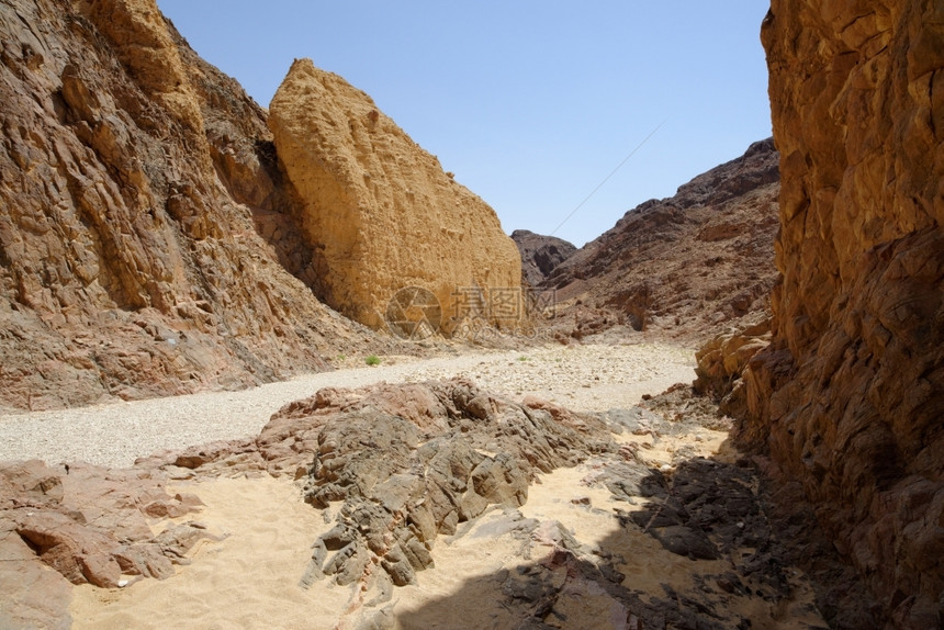 波隆斯基雄伟以色列沙漠峡谷的景色岩石破裂图片