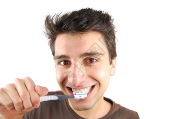 20多岁牙科快乐的年轻人在白背景上洗牙了干净的图片
