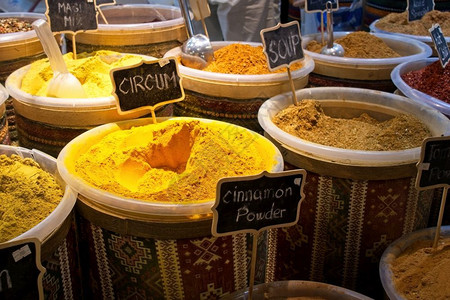 红市迪拜市场上的印度香料颜色食物红的背景