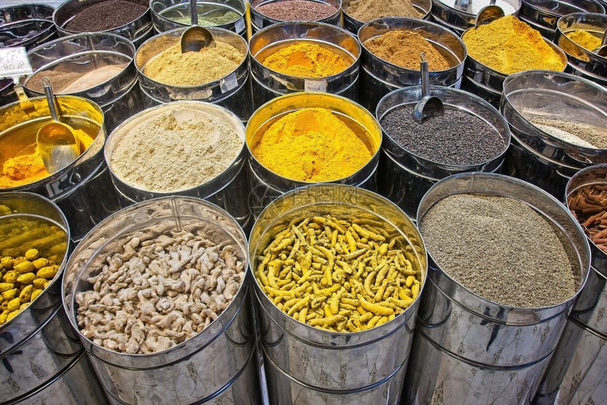 迪拜市场上的印度香料胡椒店铺干燥图片