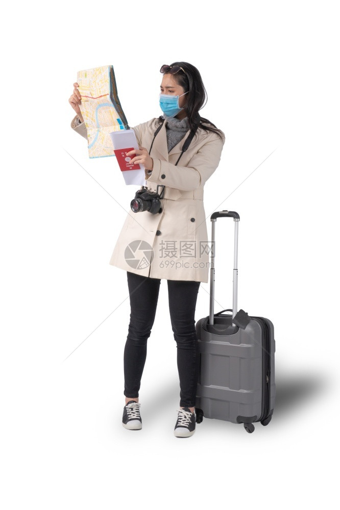 保持有和护照并戴着医疗面罩的年轻亚洲美女她们带着一张和护照在白孤立背景的手提书旅行者观光和度假概念旁边戴着医疗面罩脸保护的图片