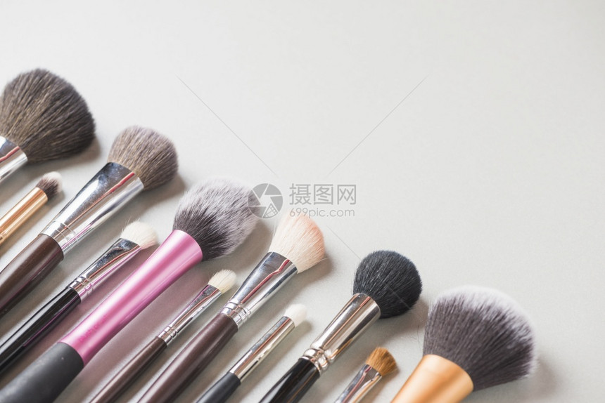 毛皮口红专业的高清晰度照片各种化妆品刷子白背景彩排优质照片高品图片