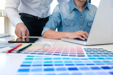 文件色板工人使用彩图表进行建筑项目工程的内部echeitect设计师图片