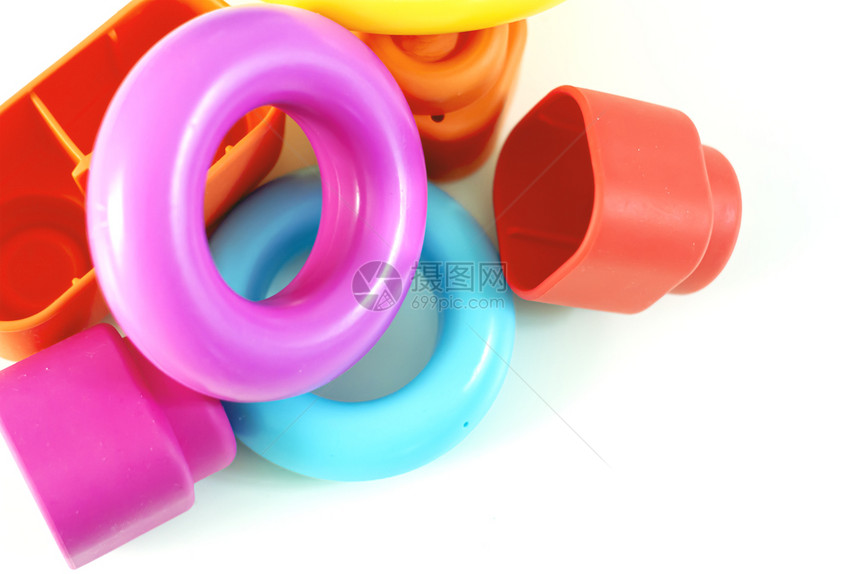 彩色塑料环和儿童玩游戏的橡皮砖儿童玩Ceairrquos玩具生长丰富多彩的圆圈图片