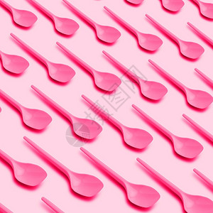 作品厨房粉红背景的色塑料勺平面照片可再循环塑料勺子图片