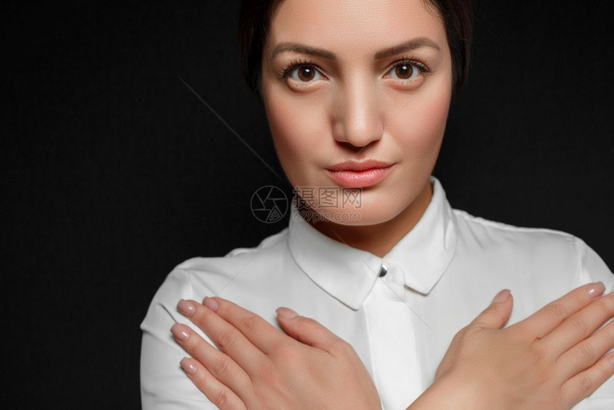 身着白衬衫的亚洲褐色妇女画像其胸口被黑色背景的手交叉穿过胸部女脸年轻的图片