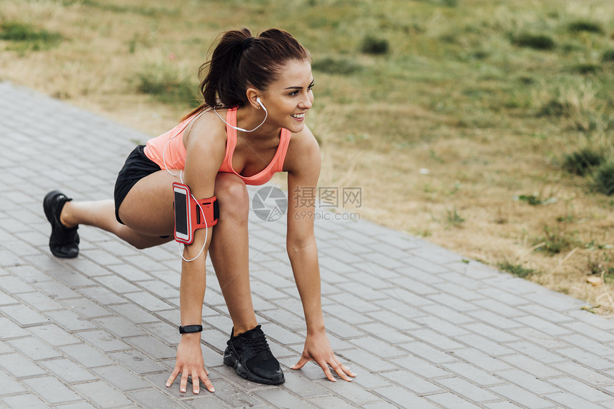 健身美女户外锻炼图片