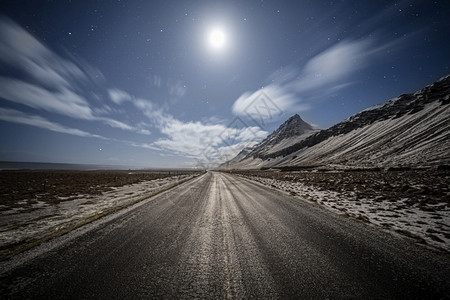 月光下直国路云彩和星空飞闪冰岛晚上建筑时间图片