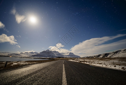 皖国路沥青月光下直国路云彩和星空飞闪冰岛时间结构体设计图片
