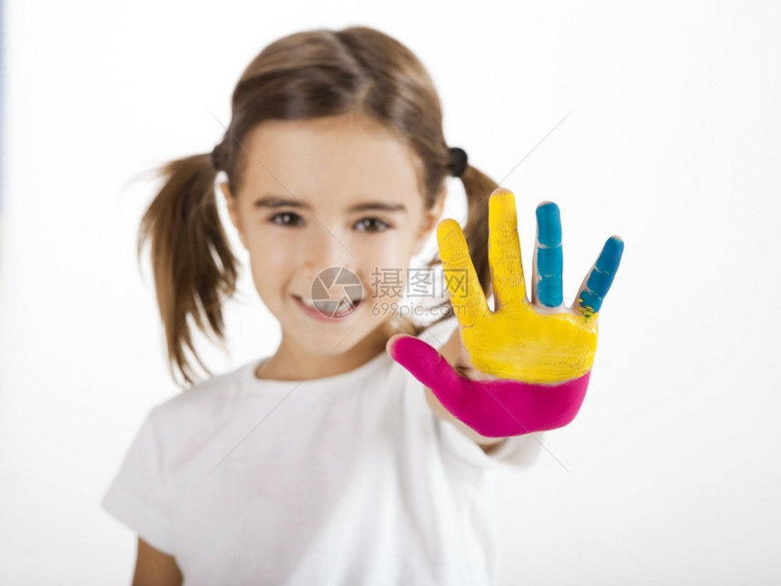幸福画着手绘的小女孩专心放在他手上艺术的孩子图片