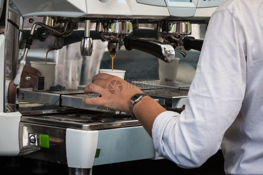 在餐厅用专业咖啡机制备埃斯普里索咖啡的女服务员早餐金属的女士图片