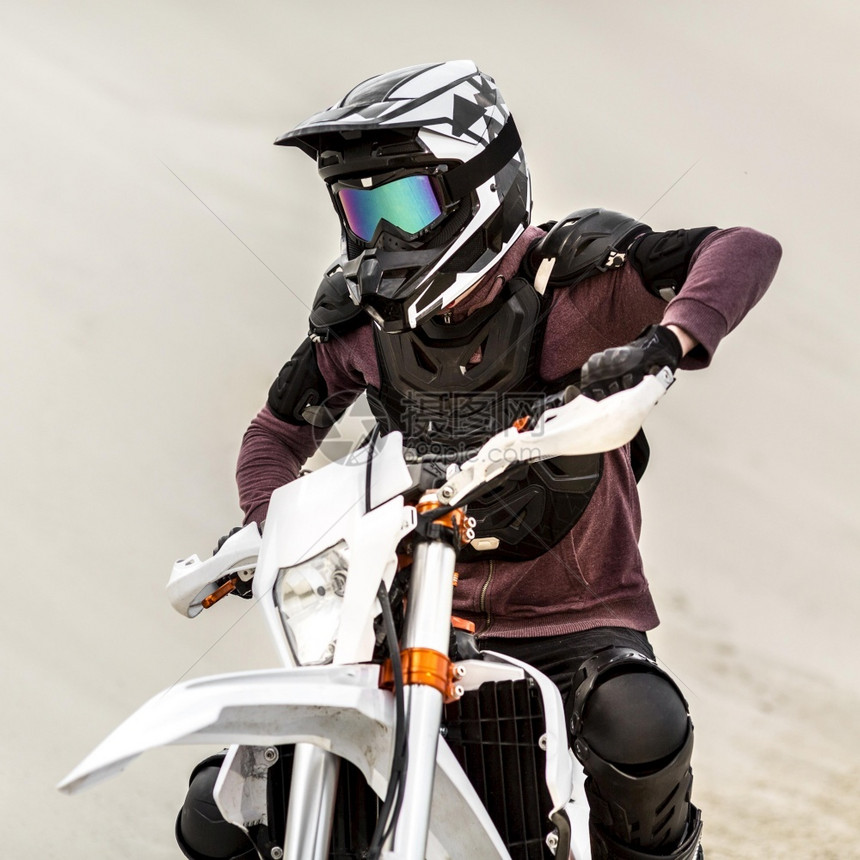 风俗人们戴头盔的时装摩托车骑手女士图片
