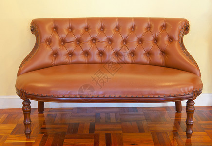 桌子带有棕色椅和木地板的古老内饰皮革公寓背景图片