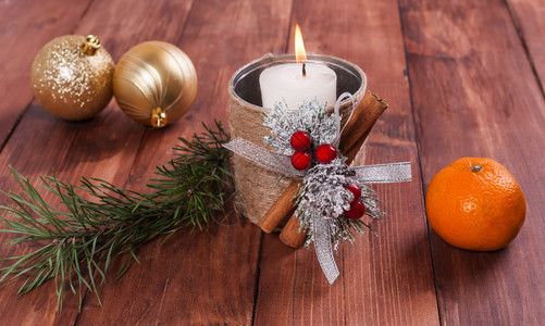 冬天云杉白蜡烛在自制的台圣诞球和树枝火焰图片
