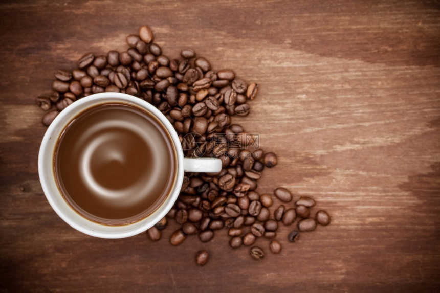黑咖啡和咖啡豆图片