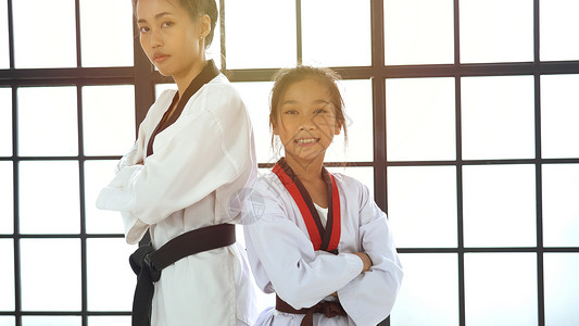 朝鲜武术师傅教泰拳道女老师空手强的巴西人图片
